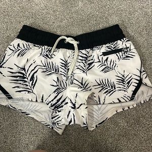Vuori feather printed athletic shorts in size XS